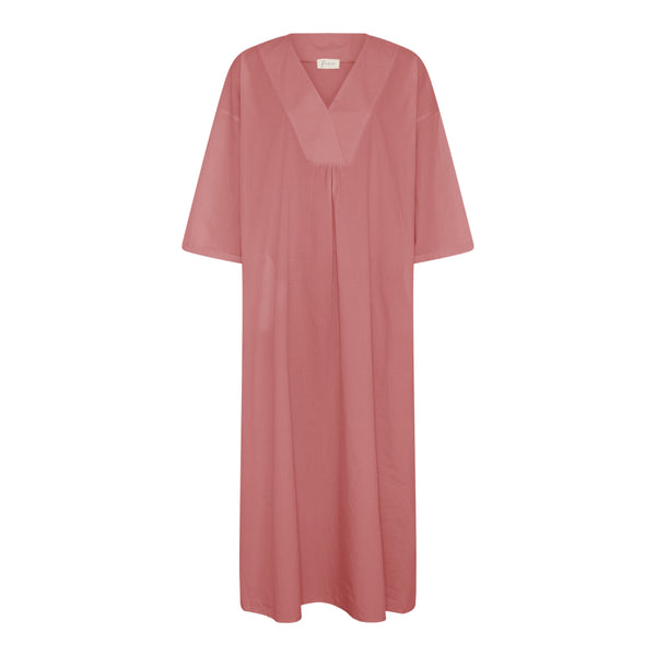 Palma er en lang, enkel kjole med V-udskæring fortil og vide kimonoærmer. Kjolen har to sidelommer. Denne er i en dyb lyserød