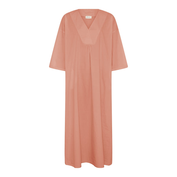 Palma er en lang, enkel kjole med V-udskæring fortil og vide kimonoærmer. Kjolen har to sidelommer. Denne er i en rosa/brun farve