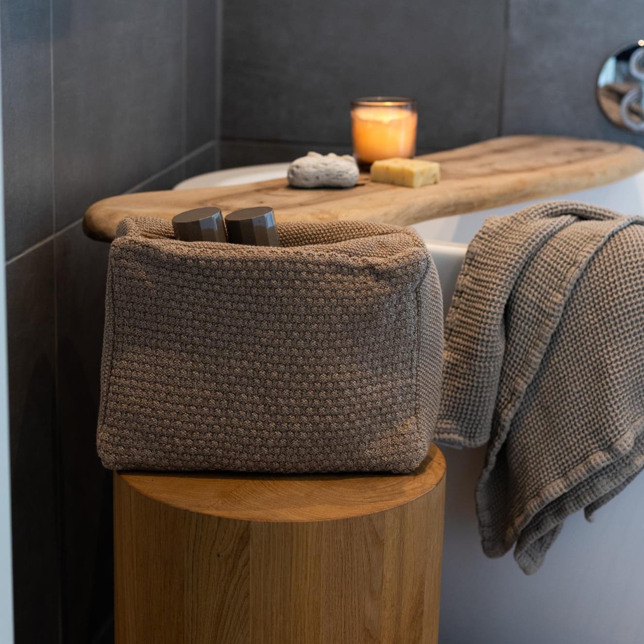 Strikket toilettaske fra By LOHN - i den store model