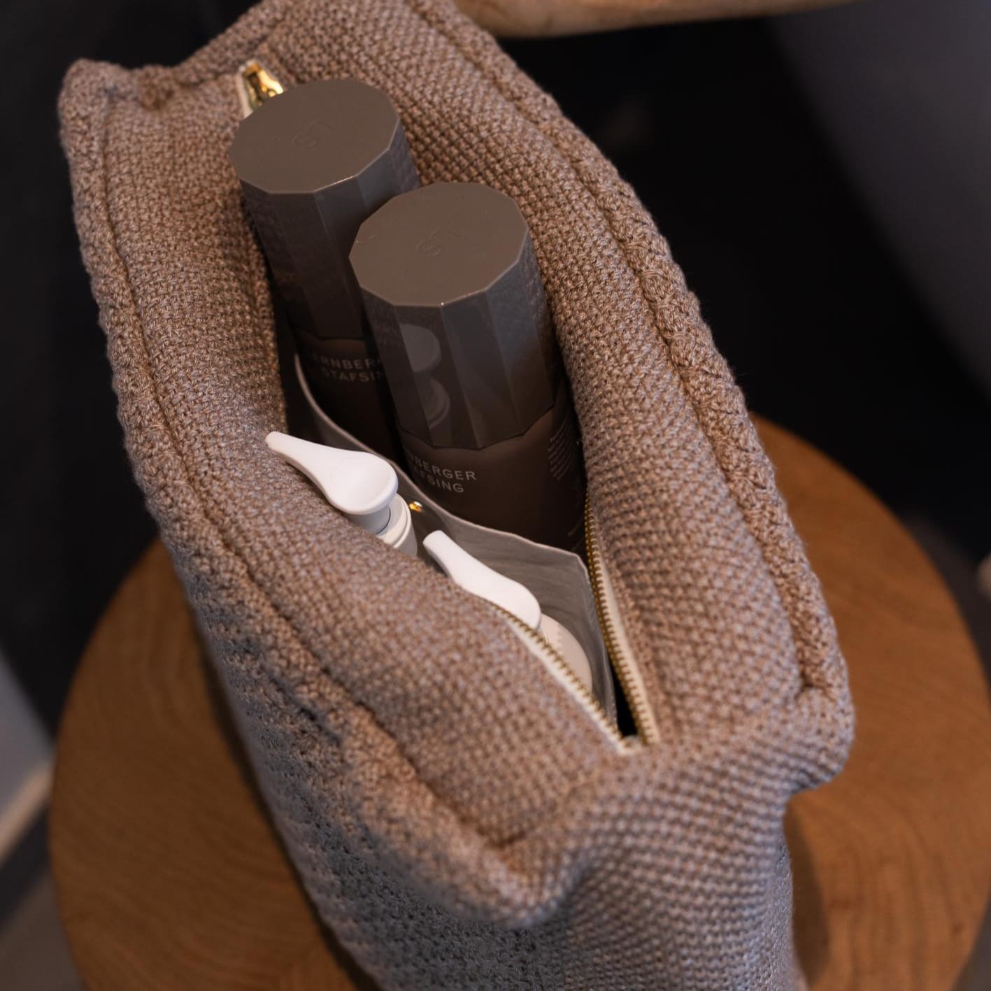 Strikket toilettaske fra By LOHN - med lynlås, og her kan man se den åben
