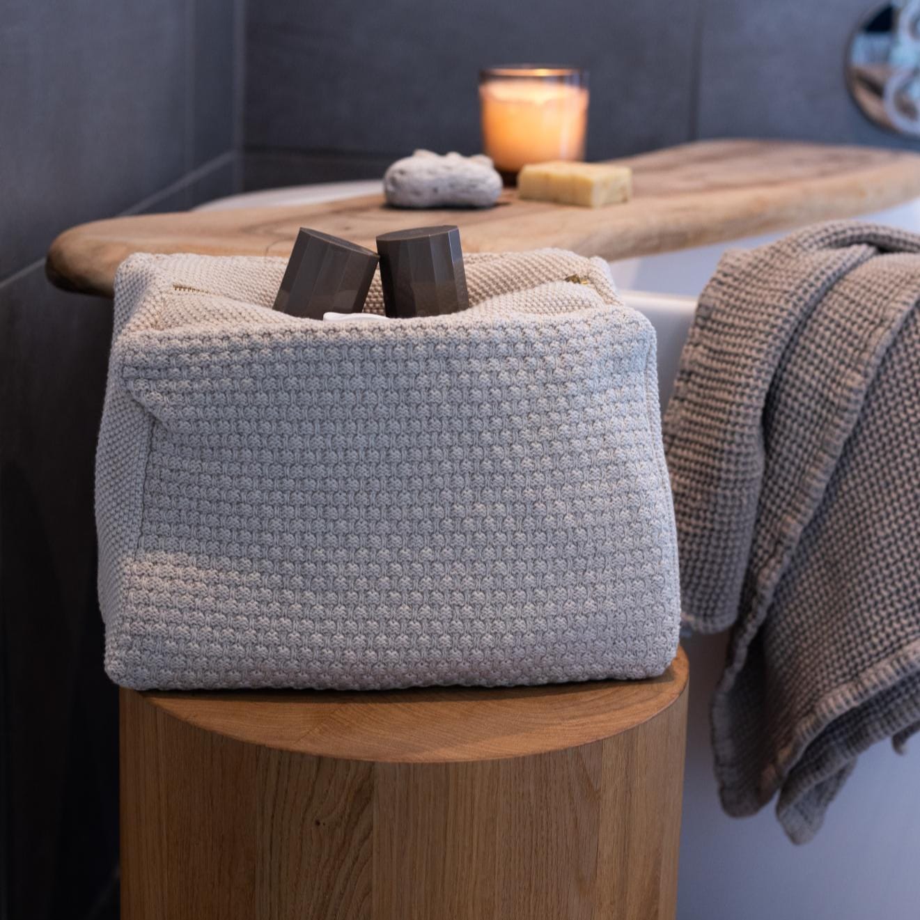 Strikket toilettaske fra By LOHN - stor toilettaske