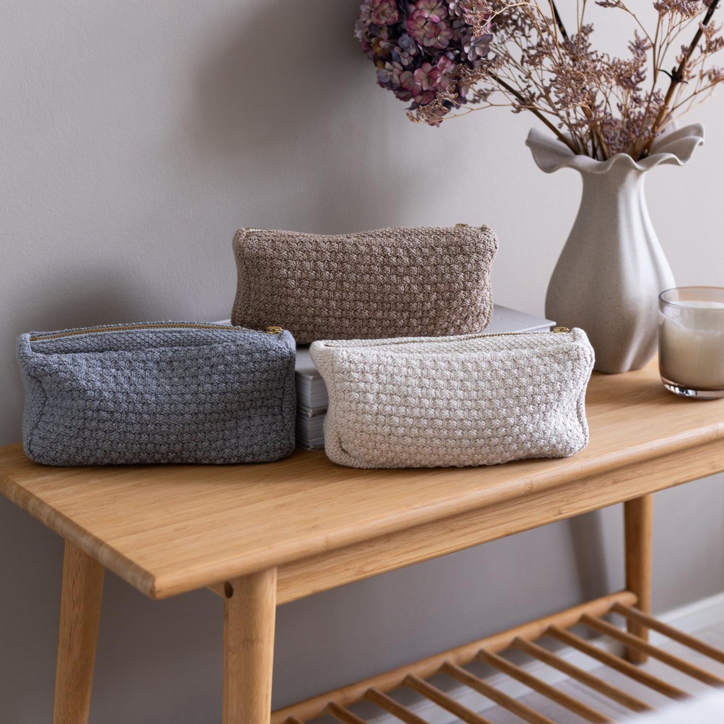 Strikket toilettaske fra By LOHN