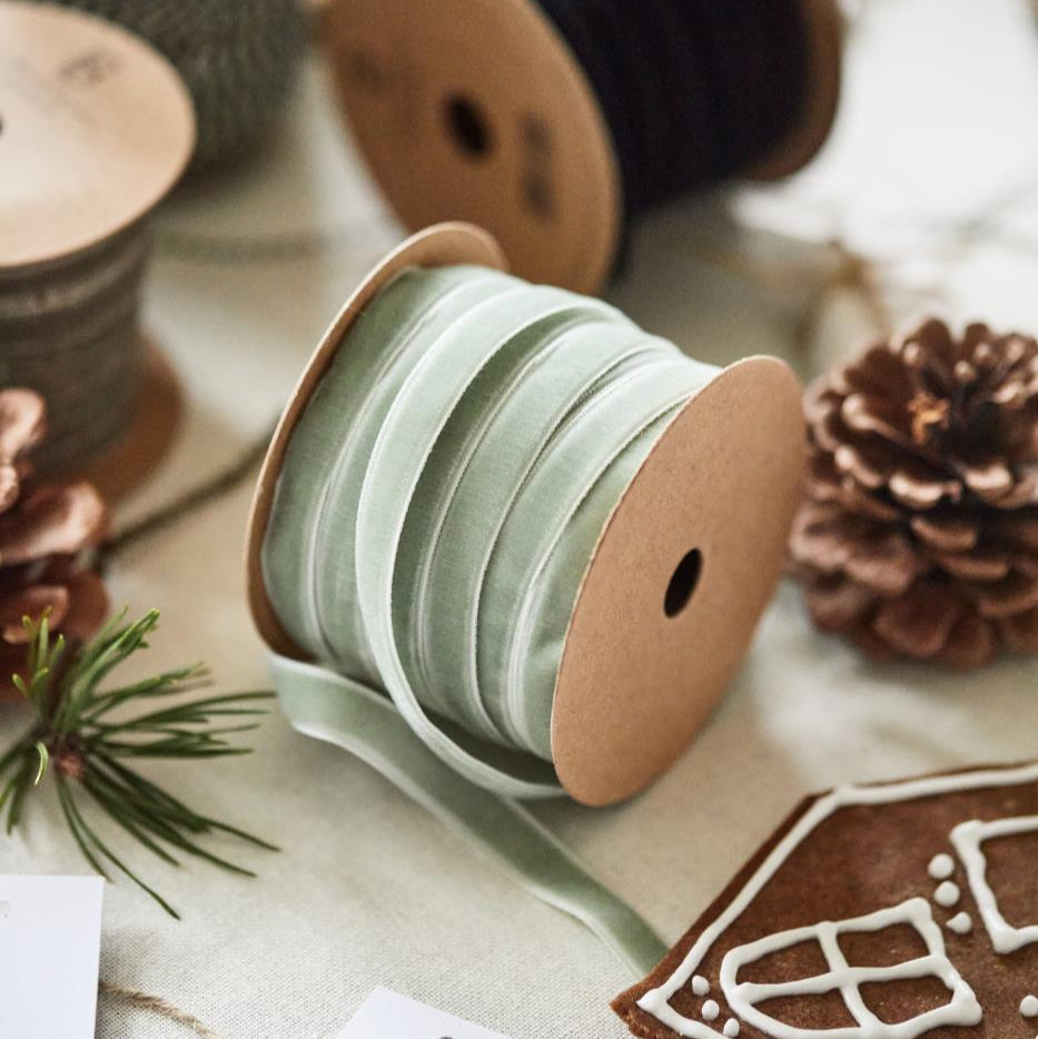 Støvgrøn farvet velour gavebånd fra Ib Laursen - perfekt til gaveindpakning