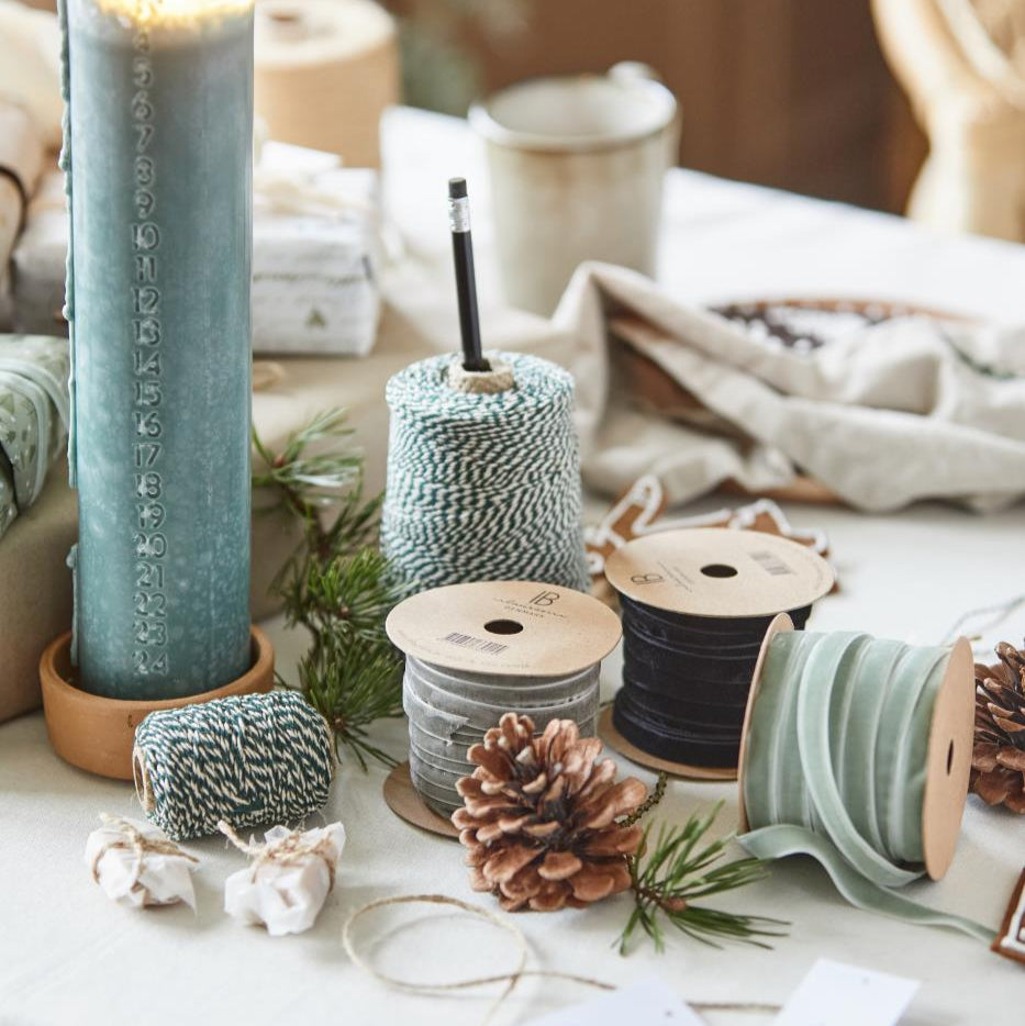 Støvgrøn farvet velour gavebånd fra Ib Laursen - perfekt til gaveindpakning