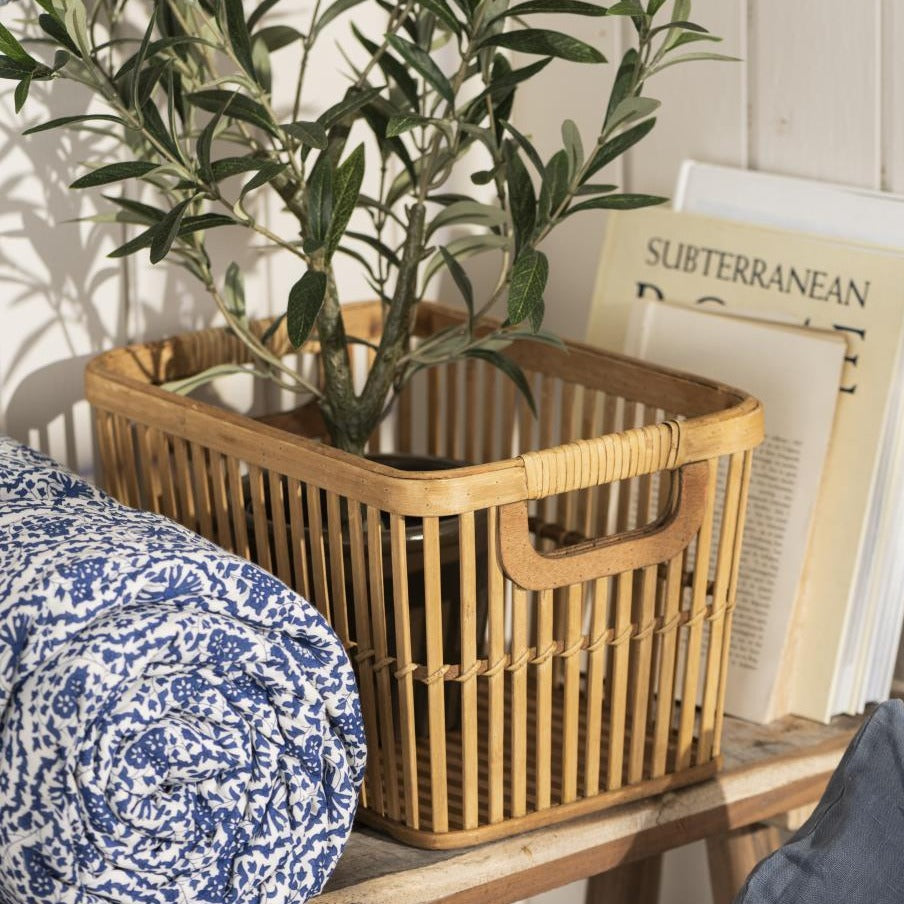 En firkantet kurv fra Ib Laursen lavet i bambus. Den er perfekt til opbevaring