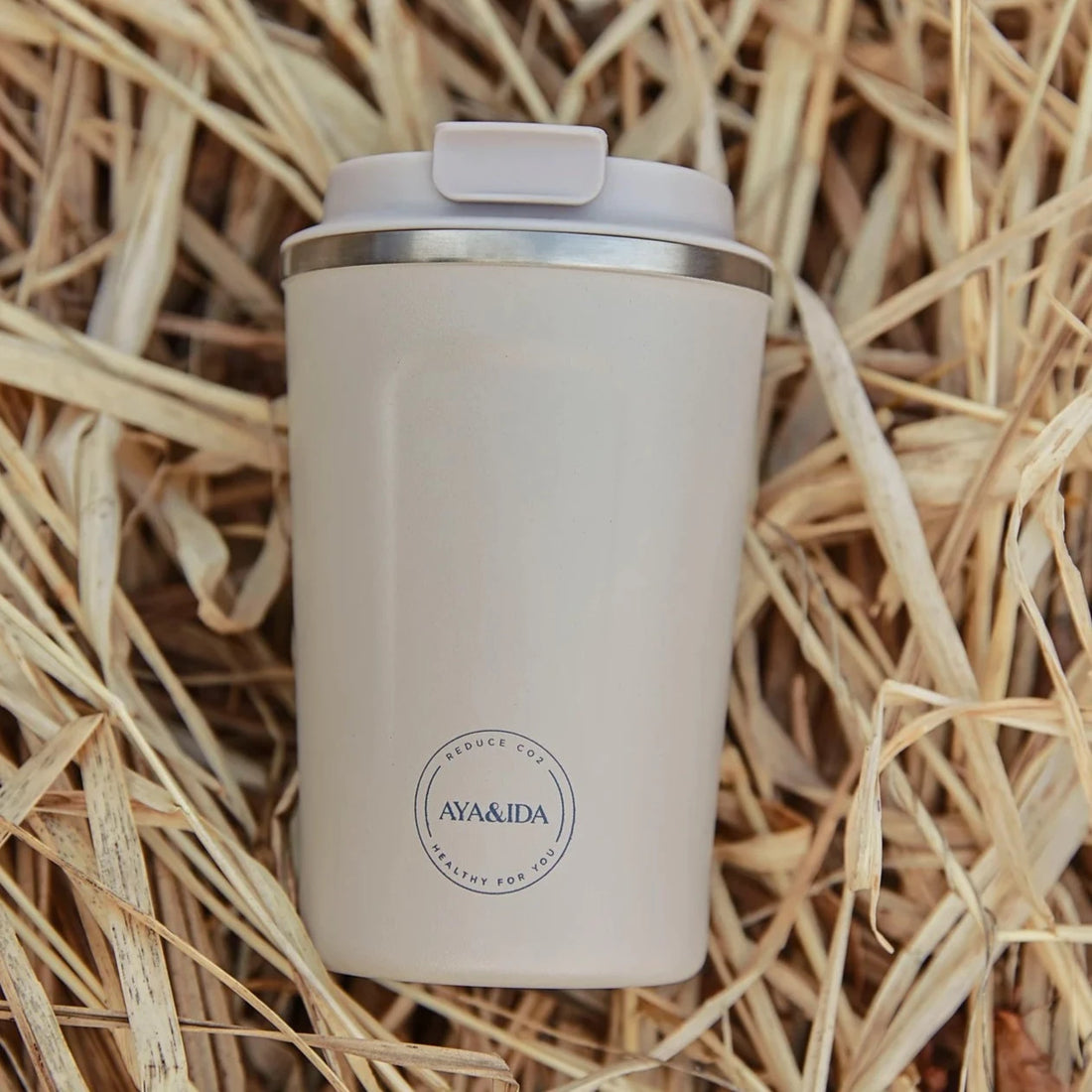En termokop fra AYA&IDA i en beige farve