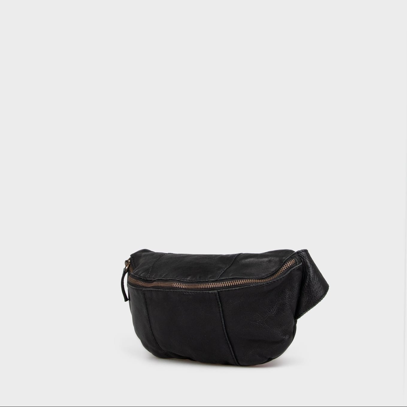 Montana bumbag i sort læder med enkelt, tidløst design og frontlynlås