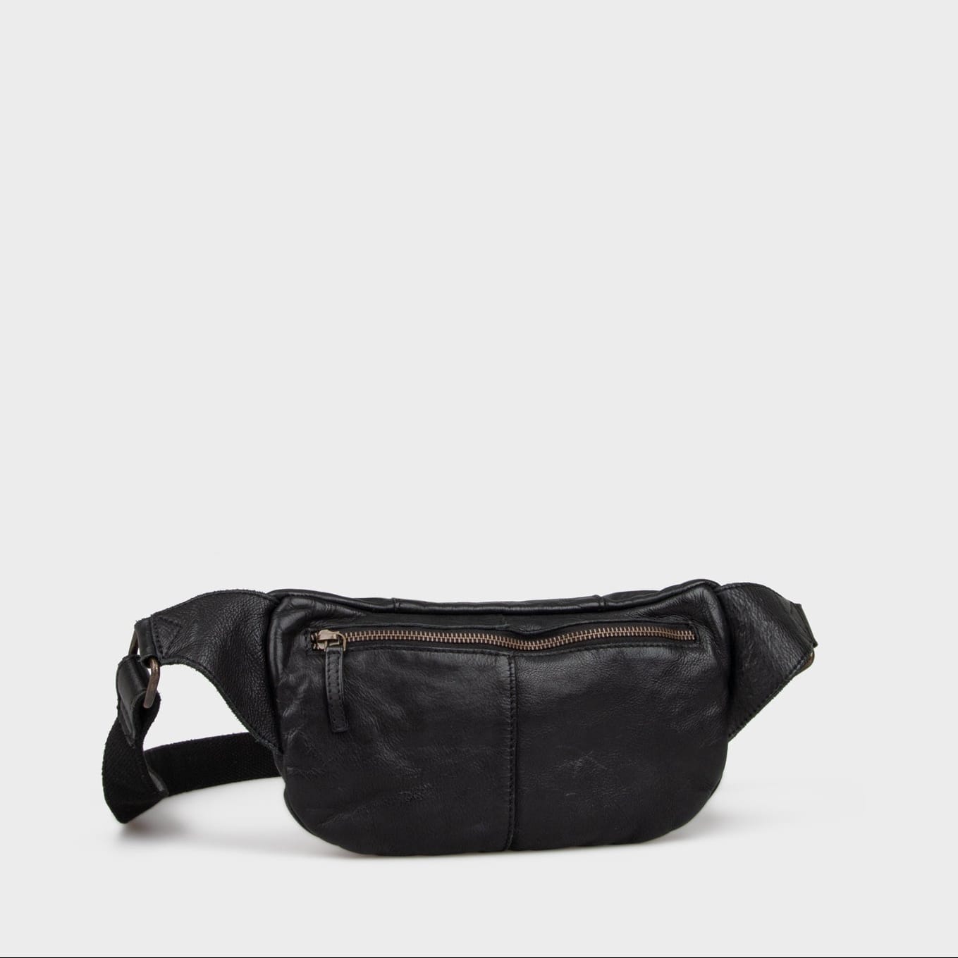 Læder bumbag fra montana i sort med blødt udtryk og rummeligt hovedrum