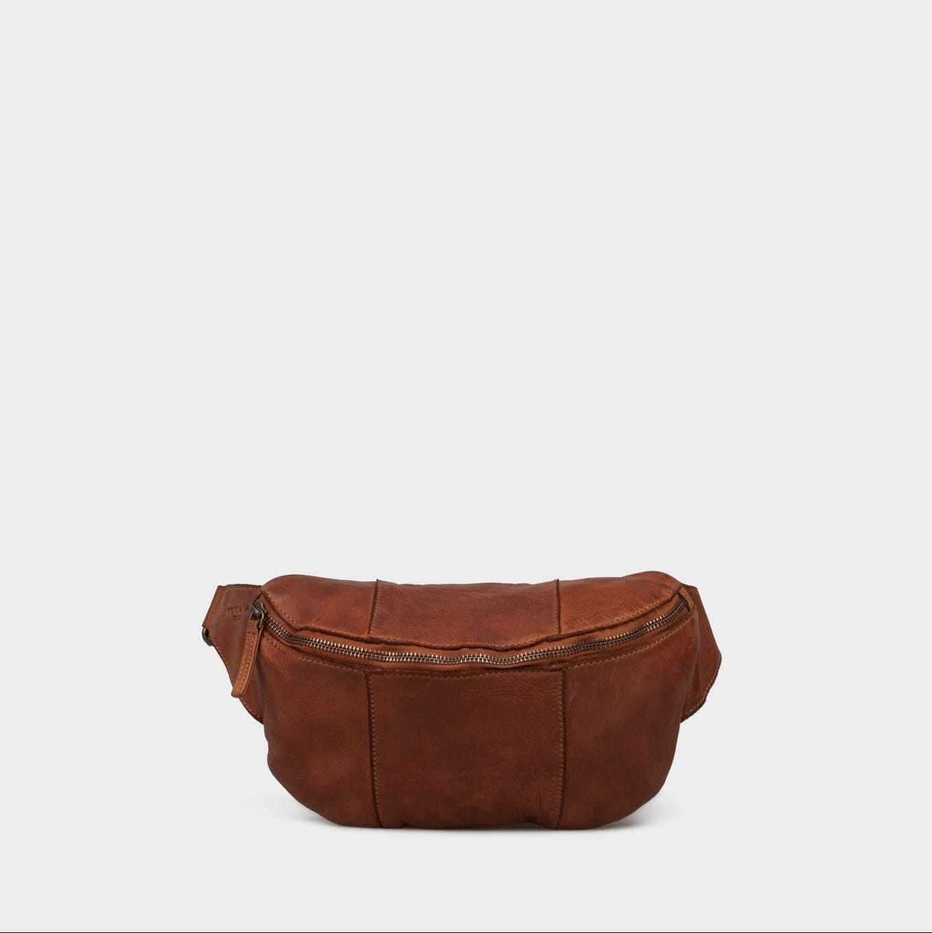 brun bumbag i læder fra montana med lynlåslukning og justerbar rem set forfra