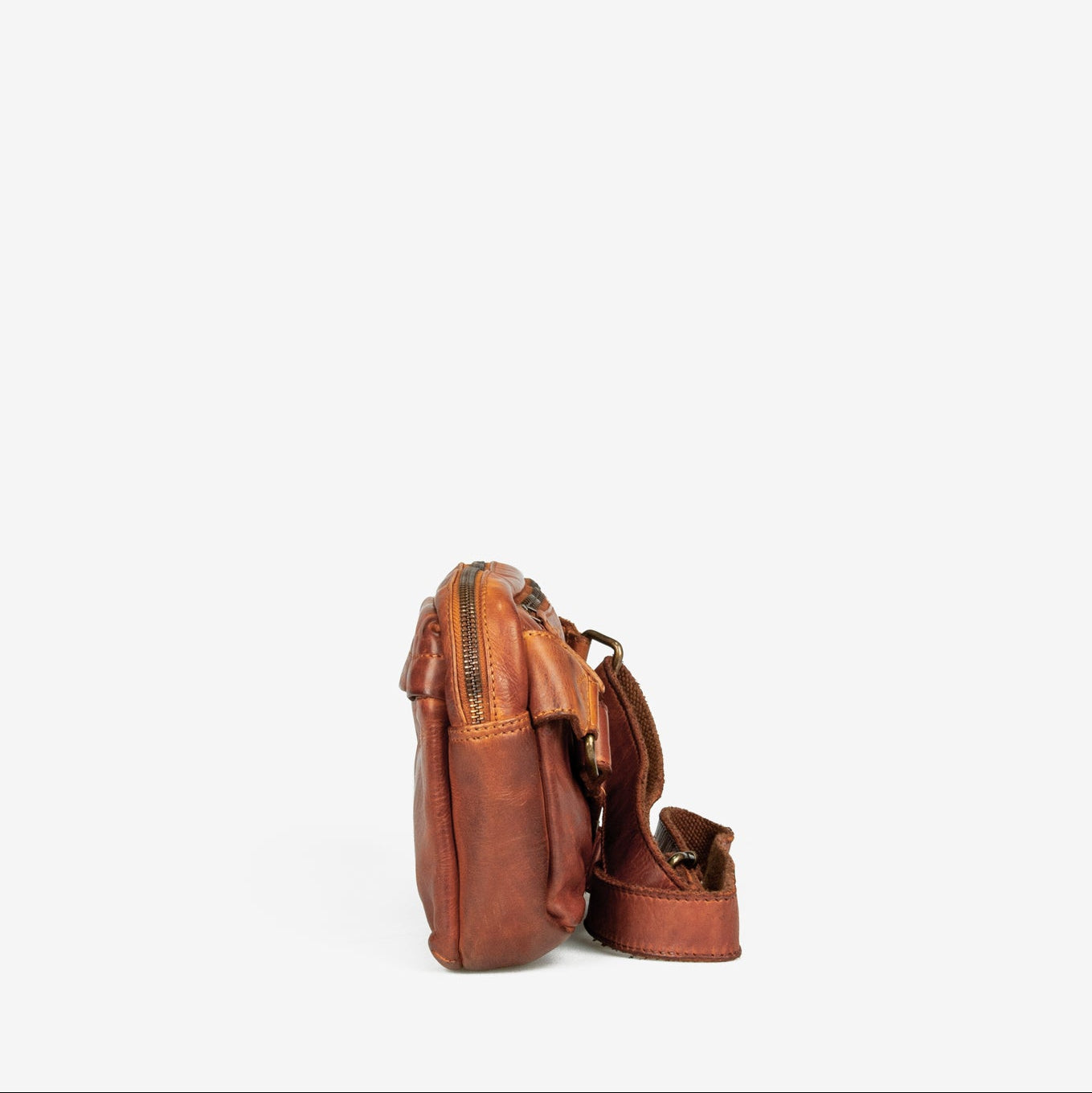 Akron tasken fra MONTANT EST. 1957 er en lækker crossbody taske i en fin lysebrun læder