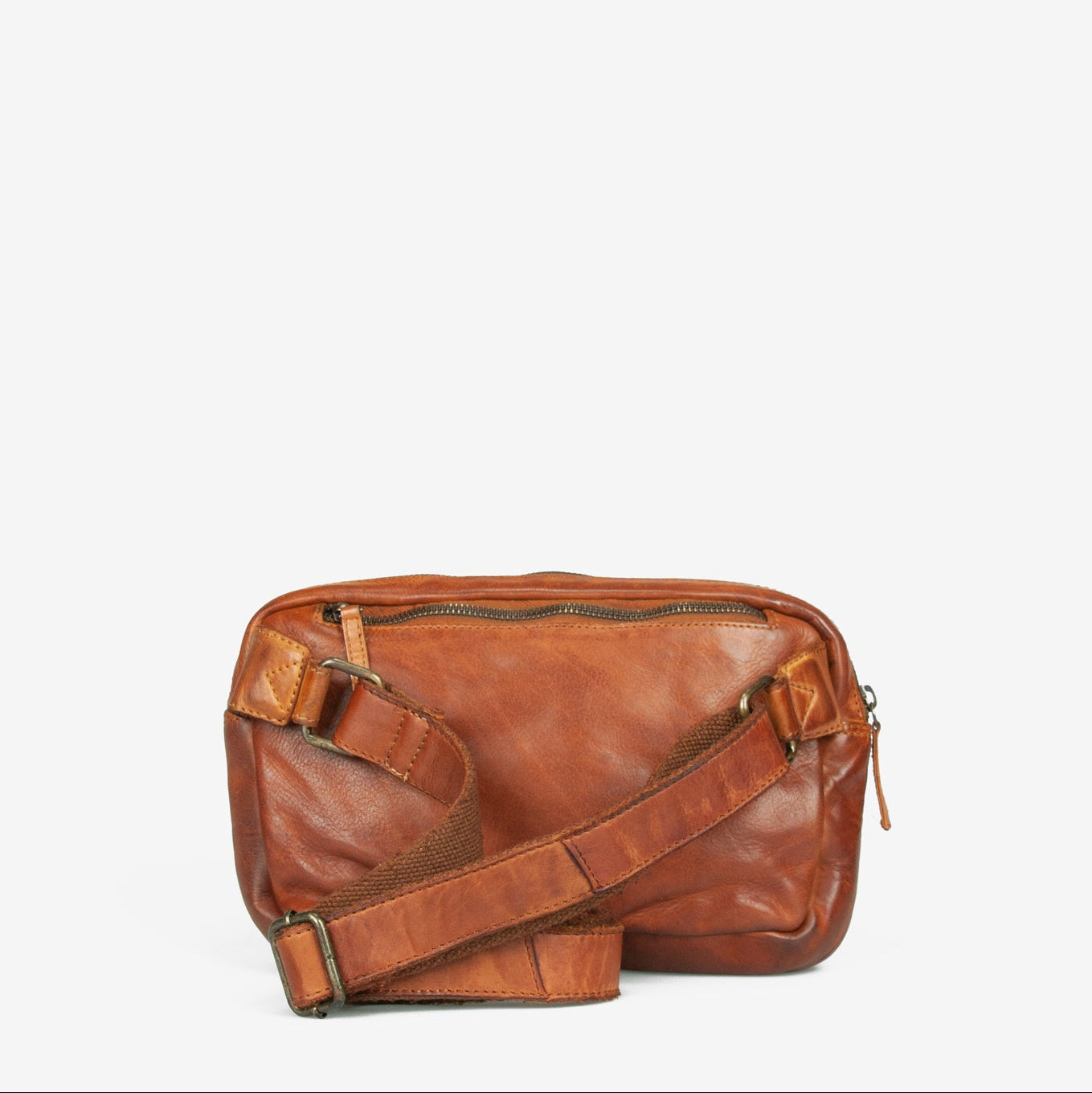 Akron tasken fra MONTANT EST. 1957 er en lækker crossbody taske i en fin lysebrun læder