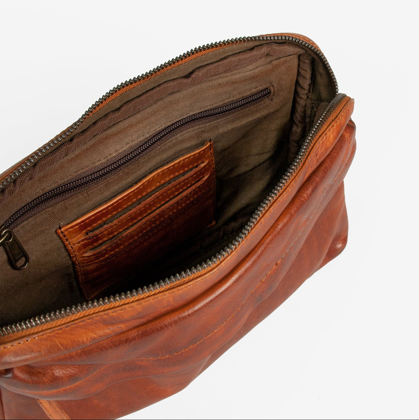 Akron tasken fra MONTANT EST. 1957 er en lækker crossbody taske i en fin lysebrun læder