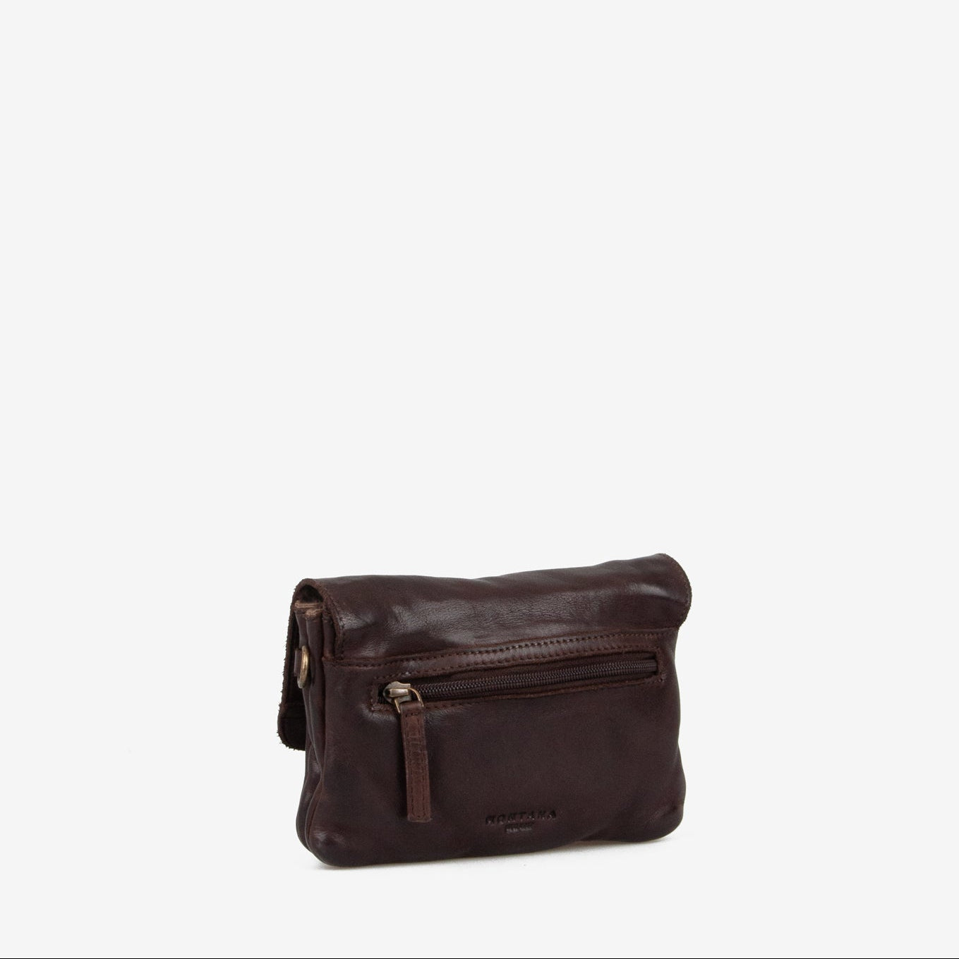 Emory tasken fra MONTANA ESt. 1957 er en lille skuldertaske med aftagelige stropper, som gør, at den nemt kan blive en lille clutch