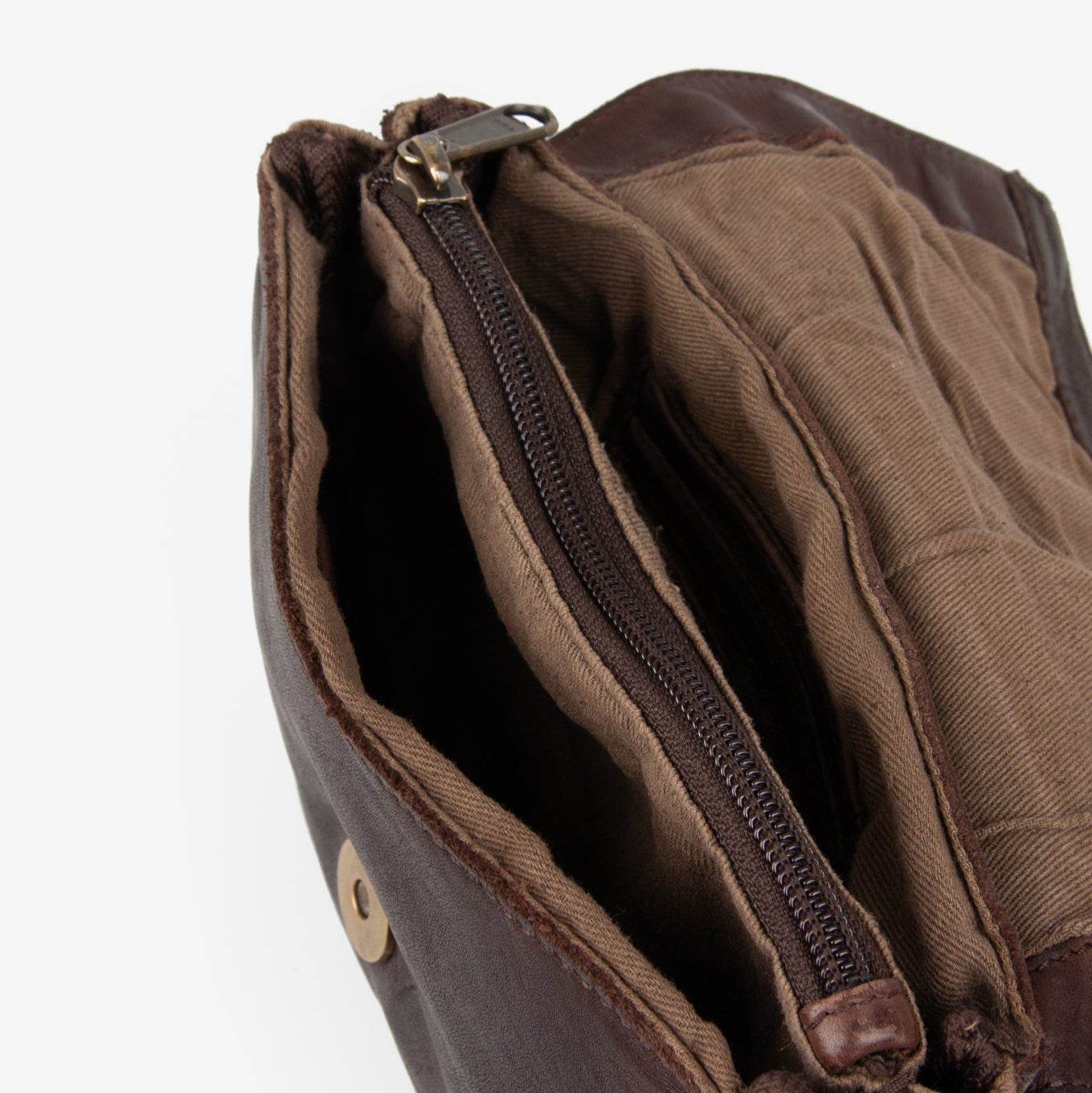 Emory tasken fra MONTANA ESt. 1957 er en lille skuldertaske med aftagelige stropper, som gør, at den nemt kan blive en lille clutch