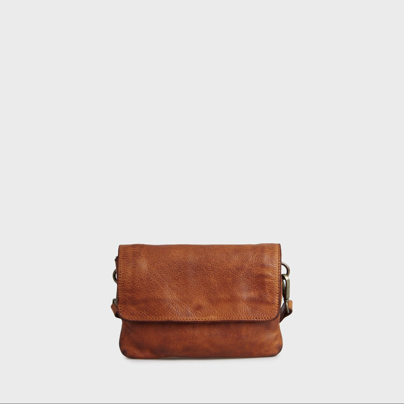 Emory tasken fra MONTANA ESt. 1957 er en lille skuldertaske med aftagelige stropper, som gør, at den nemt kan blive en lille clutch. Denne er i en lysebrun farve