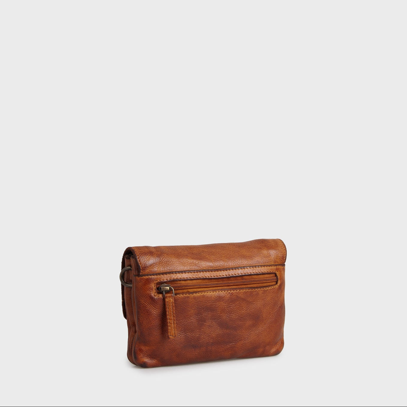 Emory tasken fra MONTANA ESt. 1957 er en lille skuldertaske med aftagelige stropper, som gør, at den nemt kan blive en lille clutch. Denne er i en lysebrun farve