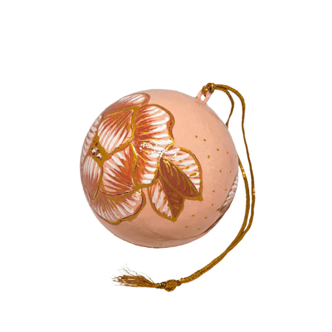 En julekugle fra Balsalens eget mærke. Denne er malet i hånden med motiv af Ella Skovs blomst. Julekuglen er i terracotta farver. Dette er den lille variant