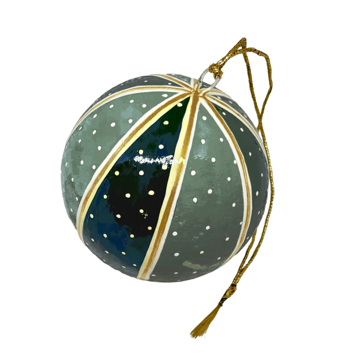 En julekugle fra Balsalens eget mærke. Denne er malet i hånden med striber og prikker og er i grønne farver. Dette er den store variant.