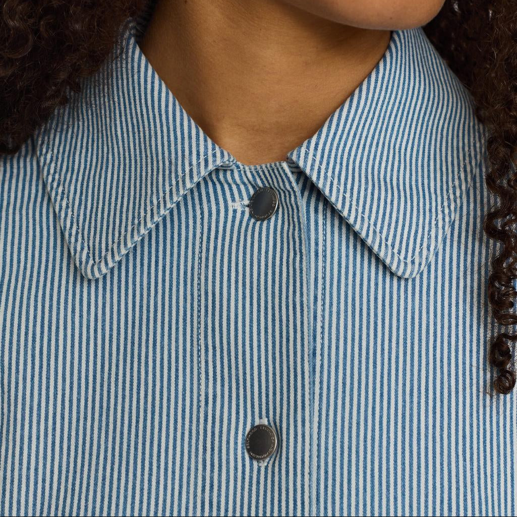 Oversized cropped skjorte i stribet bomuld set forfra