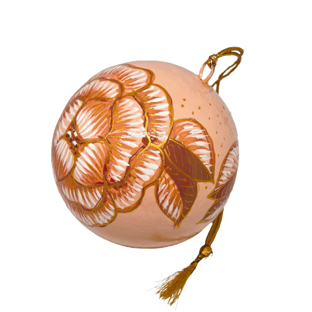 En julekugle fra Balsalens eget mærke. Denne er malet i hånden med motiv af Ella Skovs blomst. Julekuglen er i terracotta farver. Dette er den store variant