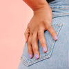 En vegansk neglelak fra Manucurist Paris i farven 'Lisa Lilas' som er en lilla farve
