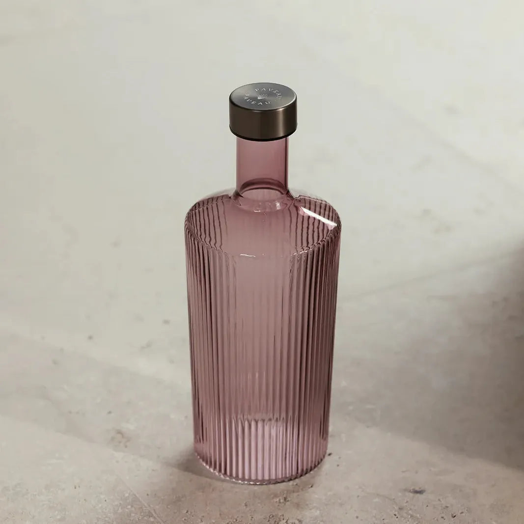 En rifet vandkande i en burgundy/rosa farve