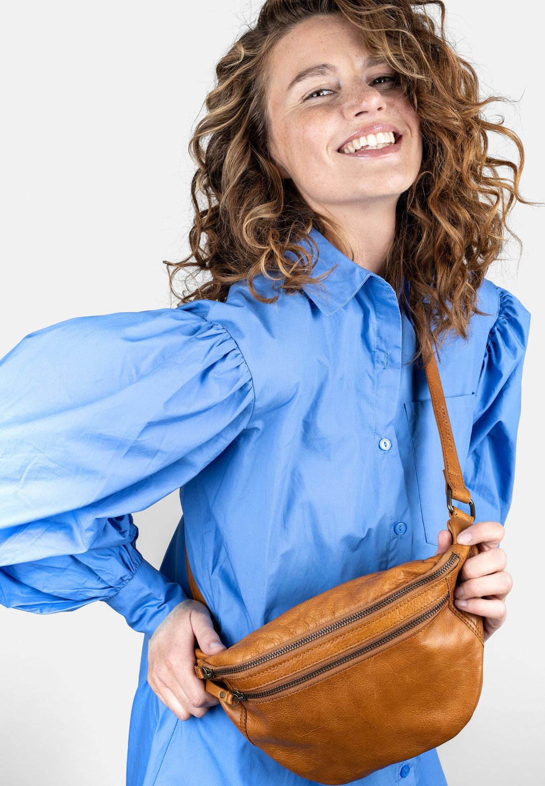 Det er den perfekte lille bumbag.. Når man ikke rigtigt har brug for en taske, men alligevel lige skal have de mest nødvendige ting med såsom nøgler, pung og telefon. Så slynger man den bare over skulderen og hænderne er fri - helt perfekt til en dag på farten. FAUST I FARVEN BURNED TAN