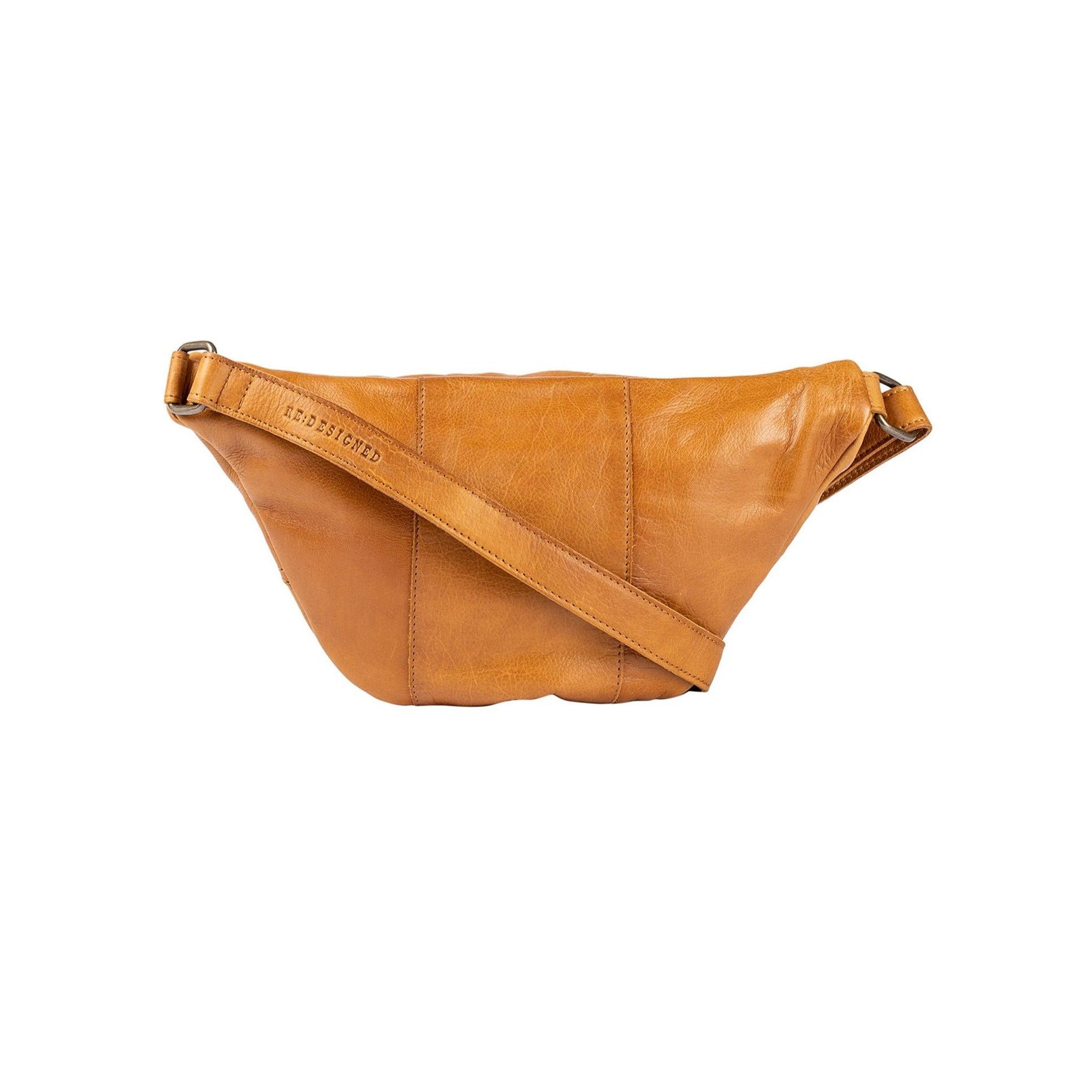 Det er den perfekte lille bumbag.. Når man ikke rigtigt har brug for en taske, men alligevel lige skal have de mest nødvendige ting med såsom nøgler, pung og telefon. Så slynger man den bare over skulderen og hænderne er fri - helt perfekt til en dag på farten. FAUST I FARVEN BURNED TAN