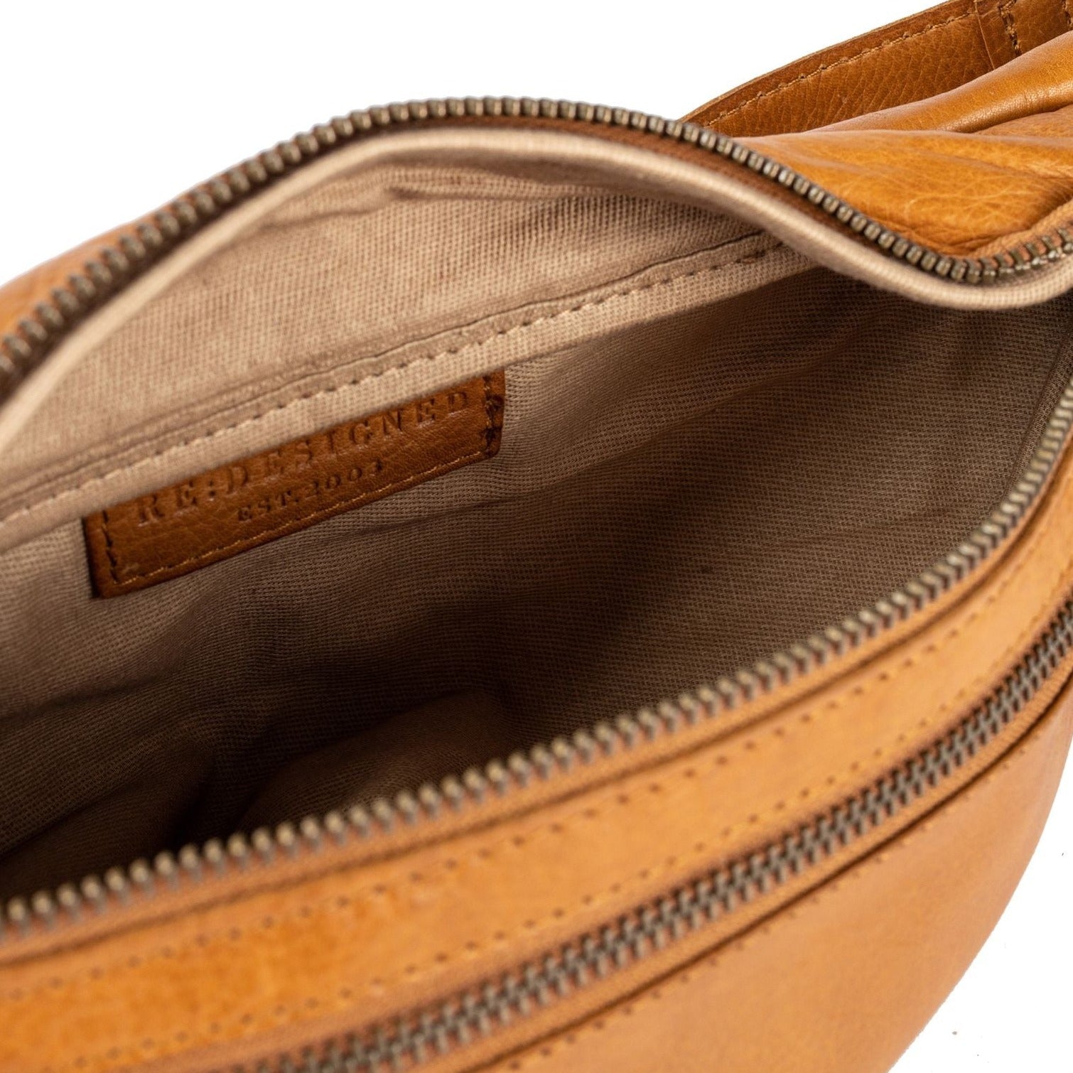 Det er den perfekte lille bumbag.. Når man ikke rigtigt har brug for en taske, men alligevel lige skal have de mest nødvendige ting med såsom nøgler, pung og telefon. Så slynger man den bare over skulderen og hænderne er fri - helt perfekt til en dag på farten. FAUST I FARVEN BURNED TAN