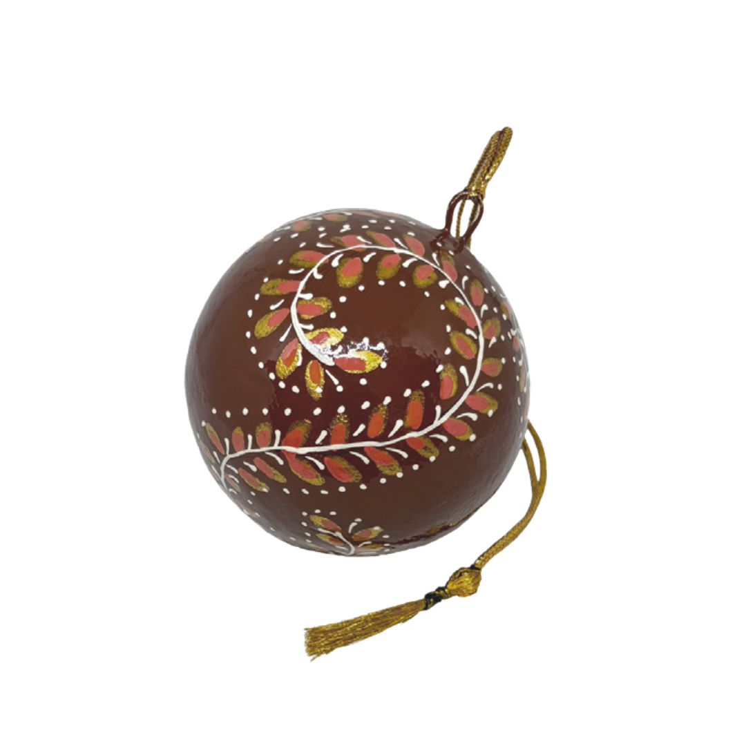 En julekugle fra Balsalens eget mærke. Denne er malet i hånden med motiv af Ella Skov. Julekuglen er i brune farver og med motiv af små fjer. Dette er den lille variant