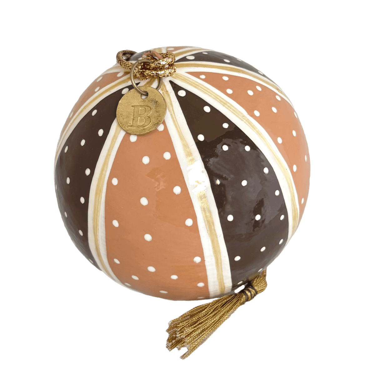 En stribet julekugle med prikker på - den er i brun og terracotta farver. Denne er i den lille variant