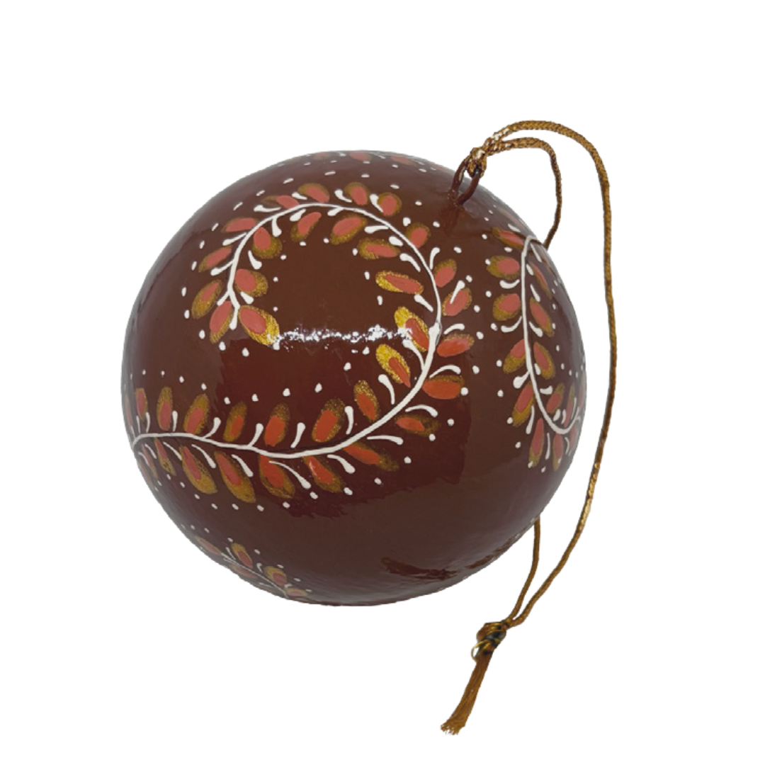 En julekugle fra Balsalens eget mærke. Denne er malet i hånden med motiv af Ella Skov. Julekuglen er i brune farver og med motiv af små fjer. Dette er den store variant