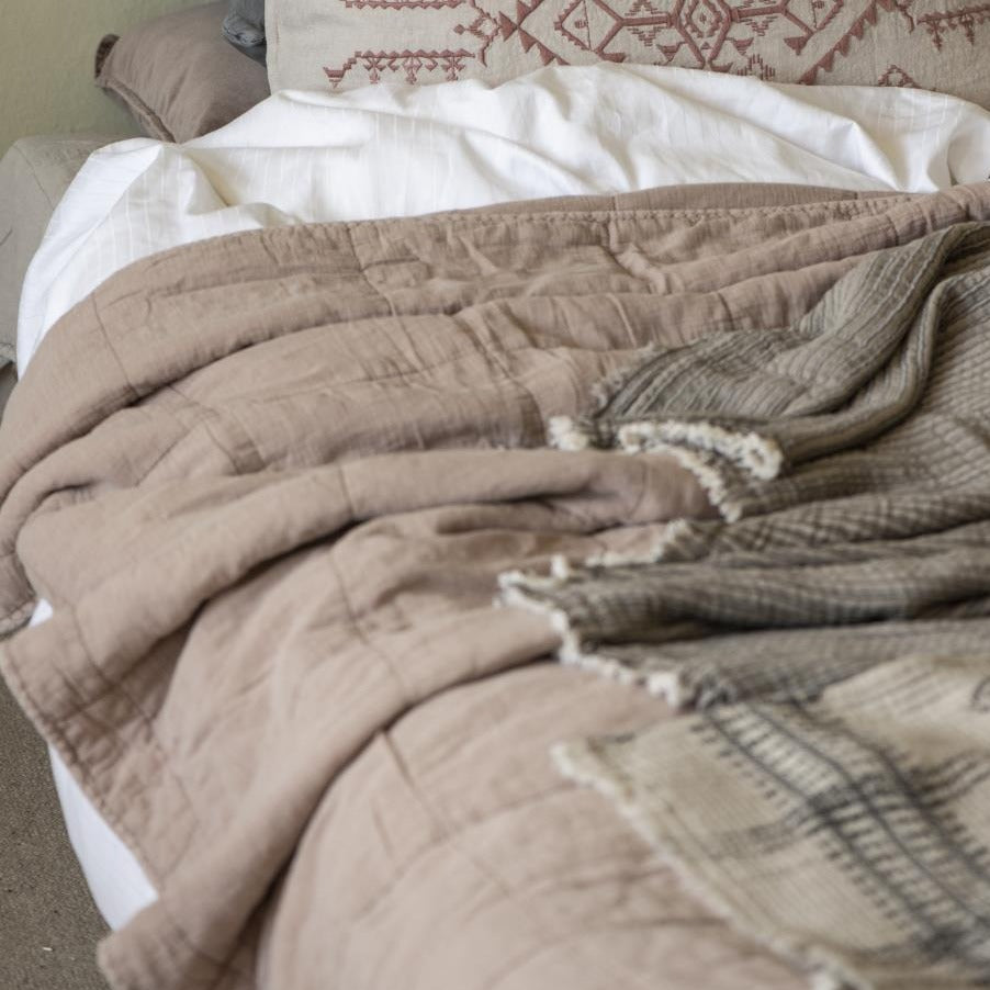 Ib Laursen sengetæppe i quilt i farven burned rose