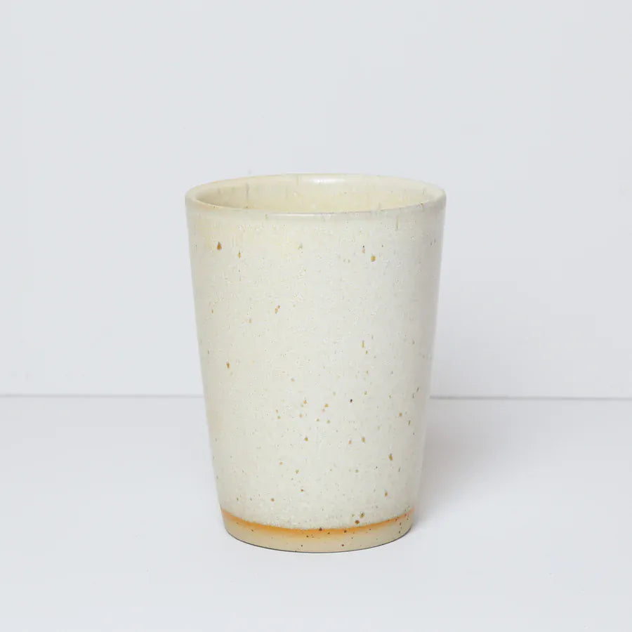 En høj ø-cup fra Bornholms keramikfabrik er en højere keramik kop off white