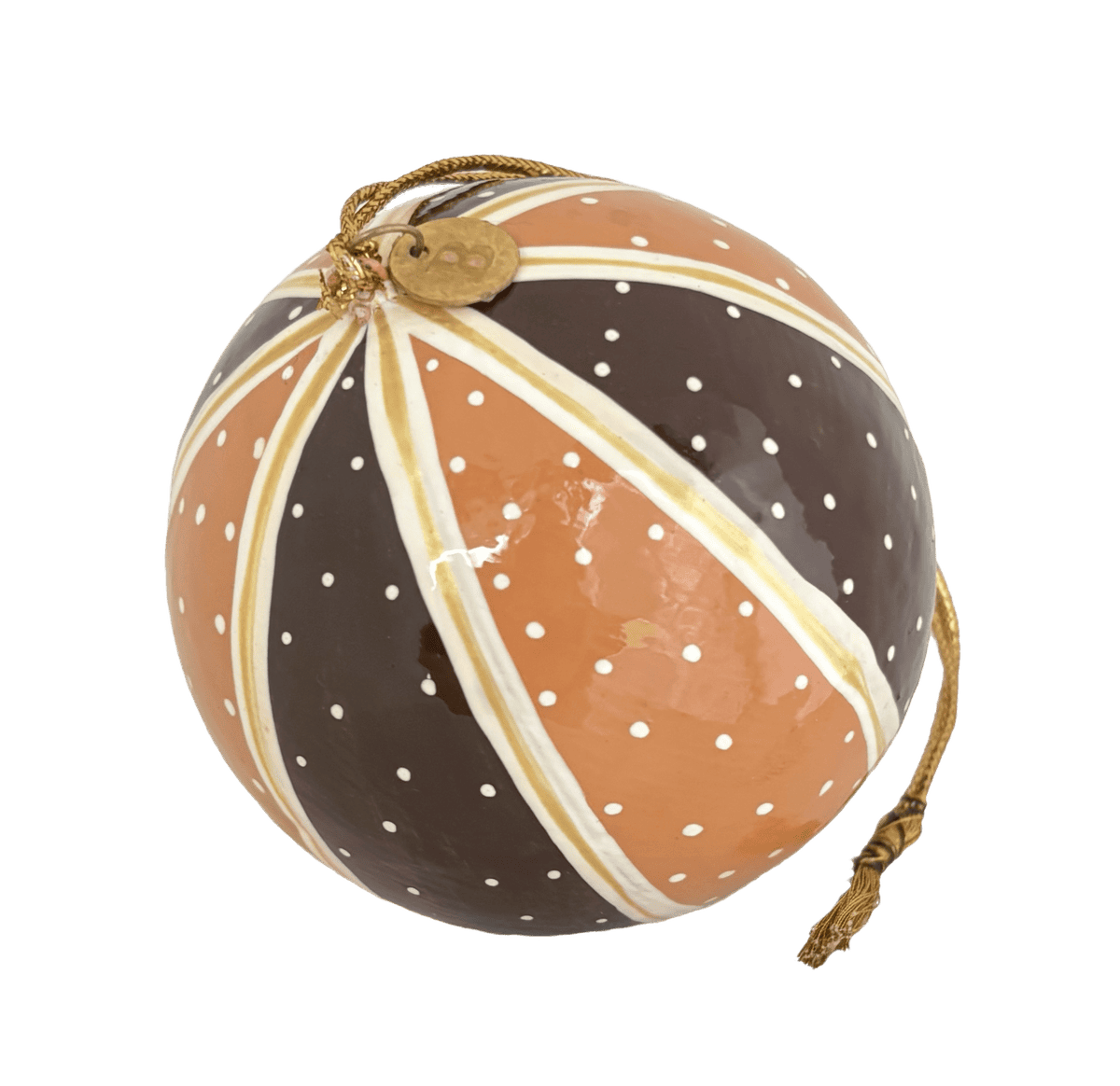 En stribet terracotta farvet julekugle med prikker. Håndmalet i Indien fra Balsalen. Her ses den største