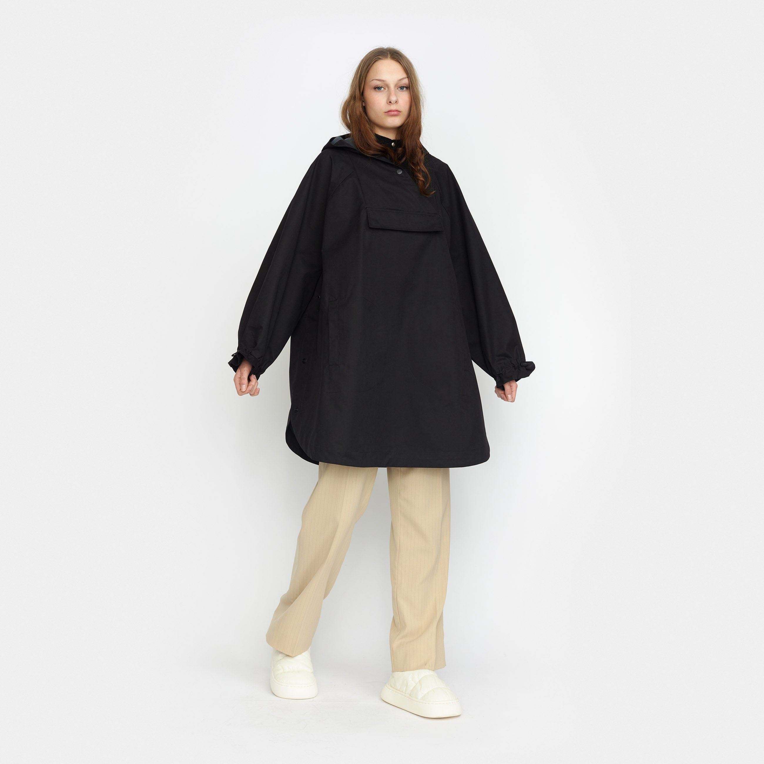 Sort poncho regnjakke fra Selfhood