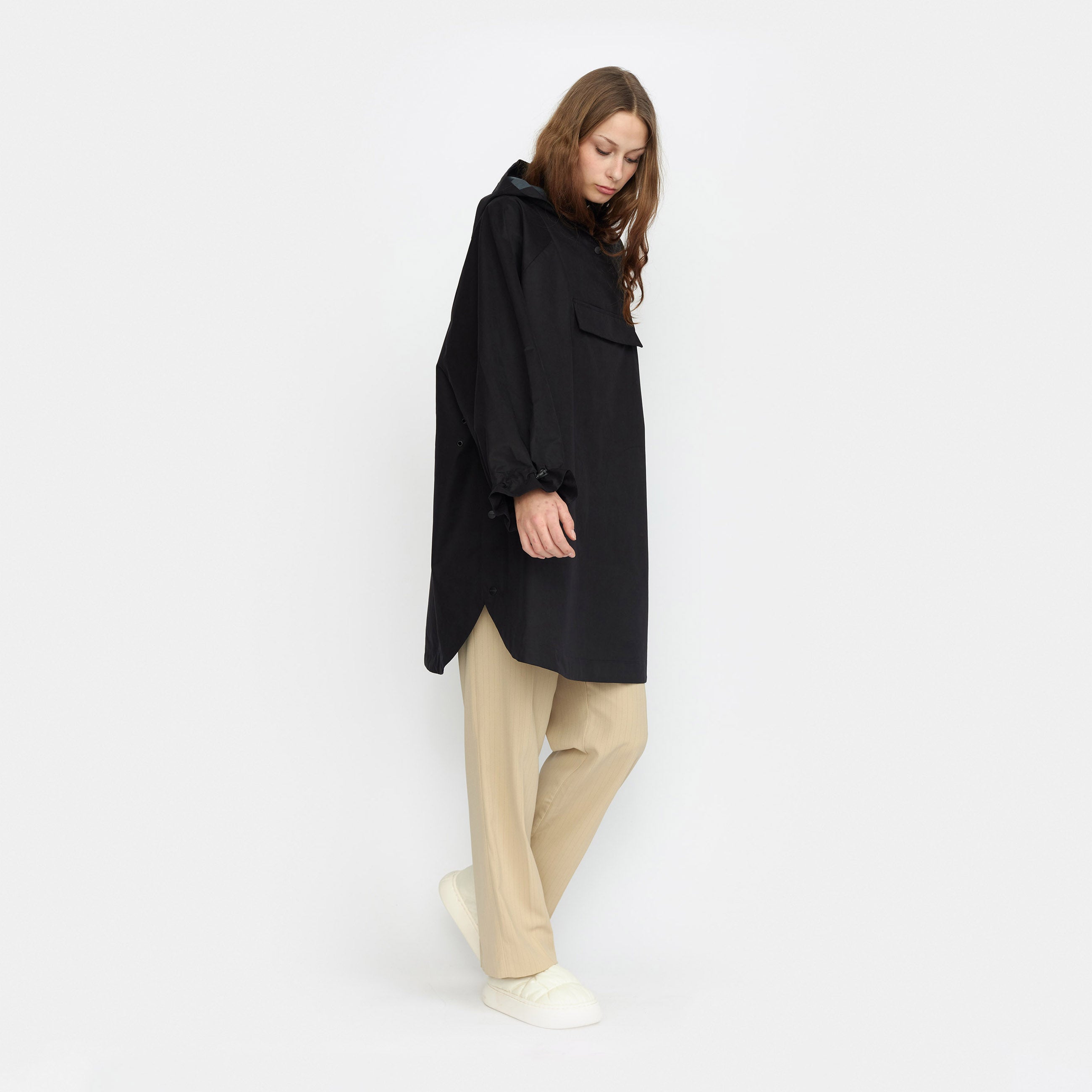 Sort poncho regnjakke fra Selfhood