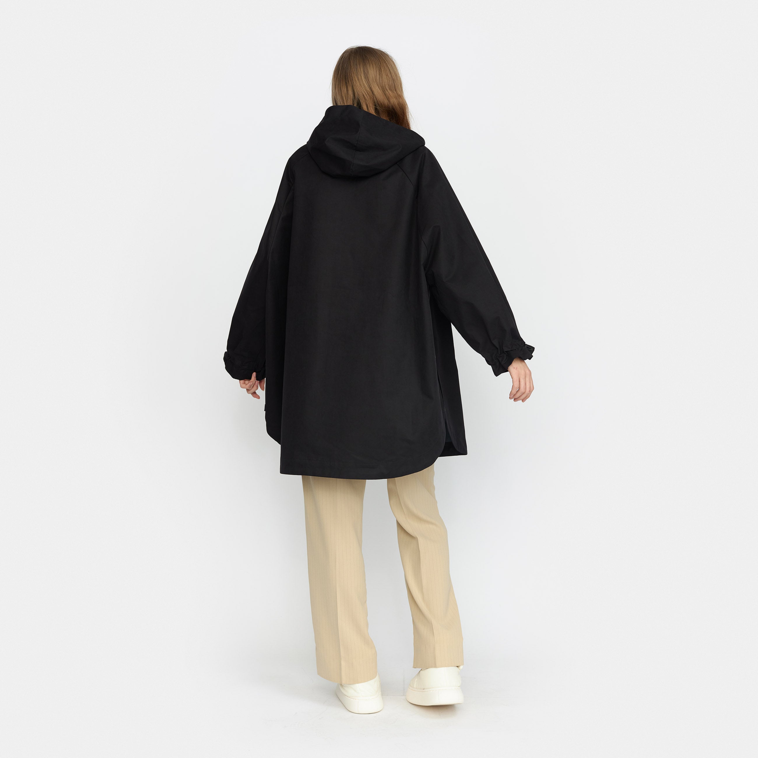 Sort poncho regnjakke fra Selfhood