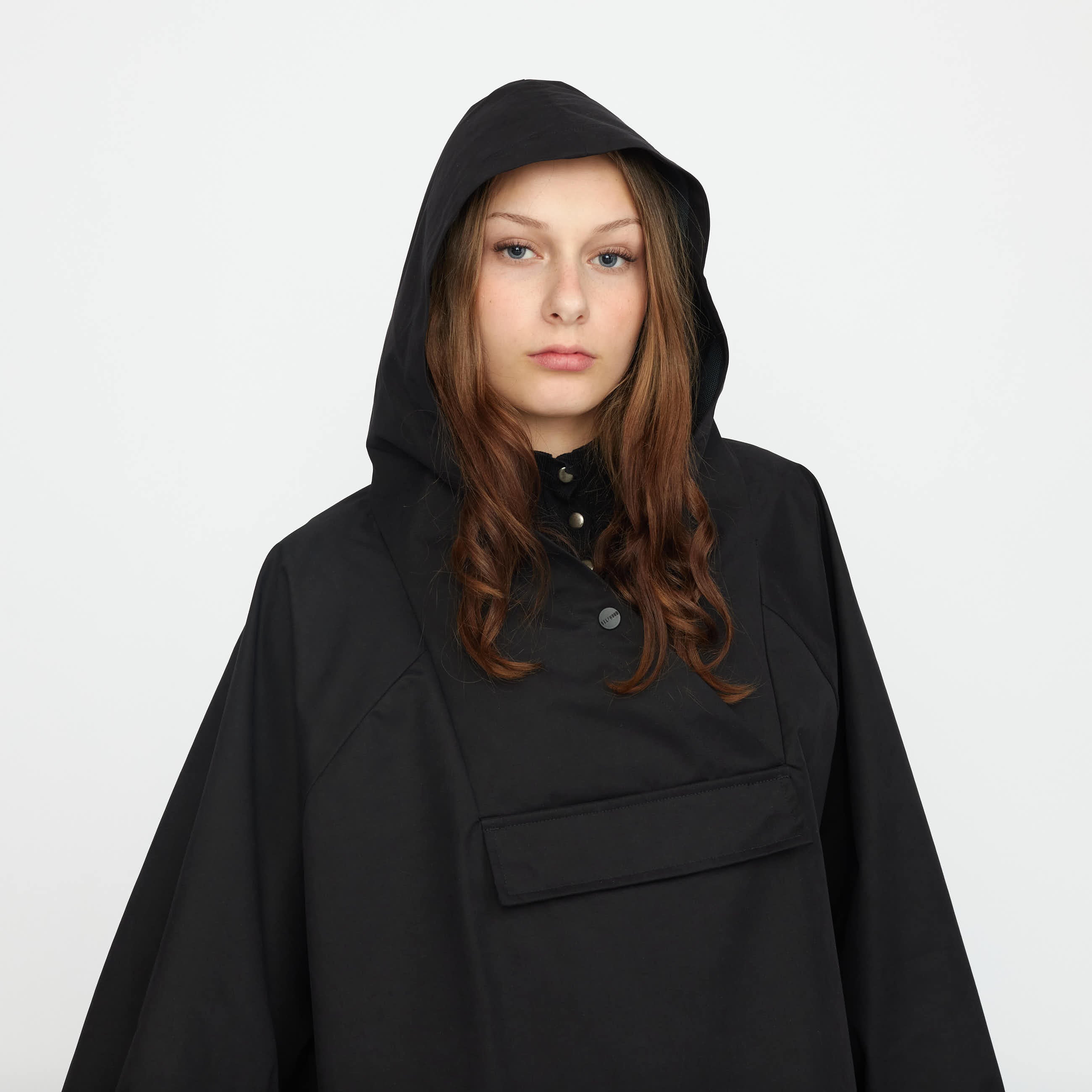 Sort poncho regnjakke fra Selfhood