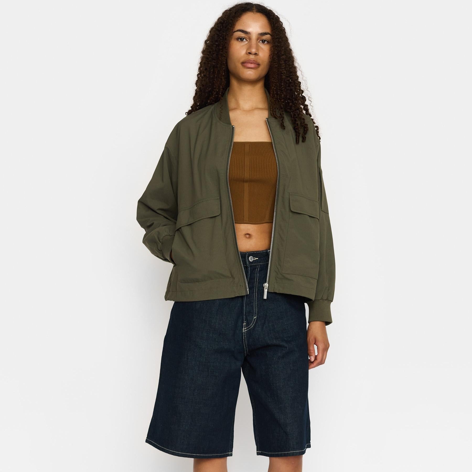 Let bomberjakke i oxford-vævning med oversized pasform set forfra