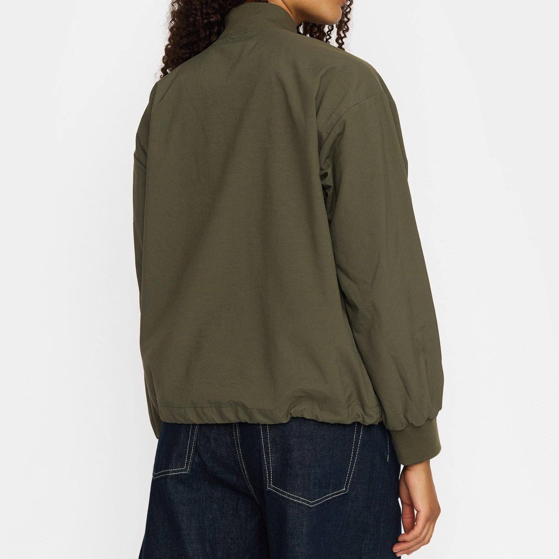 Oversized bomberjakke med lav skuldersøm og workwear-inspireret ærmelomme