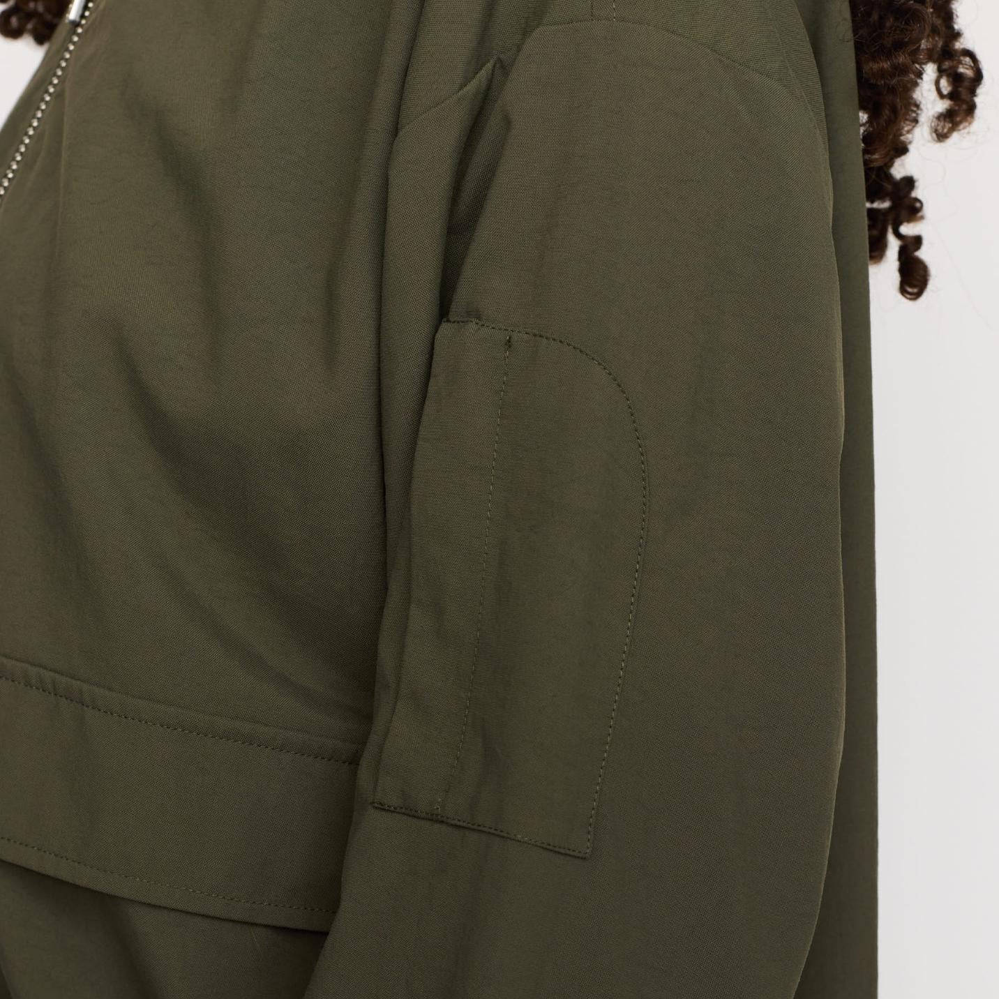 Bomberjakke med sidelommer og metaløjer under armene for åndbarhed