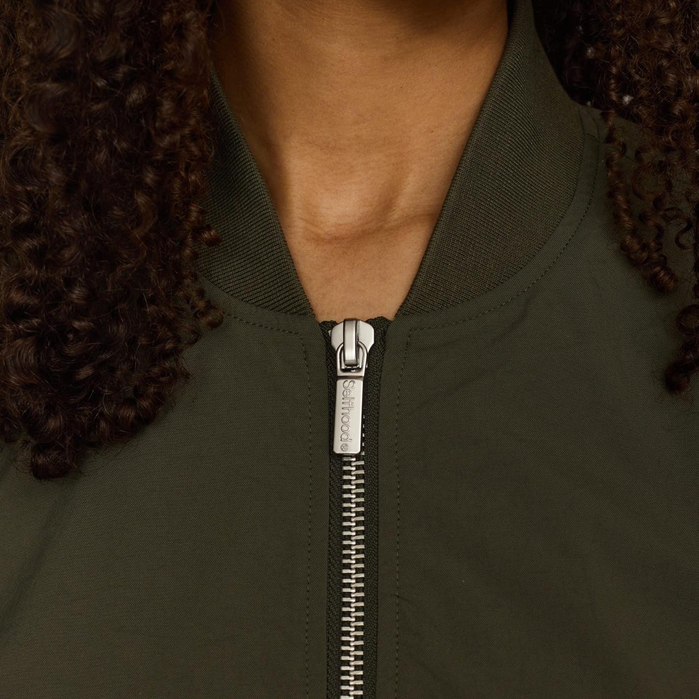 Minimalistisk bomberjakke med funktionelle detaljer og afslappet fit