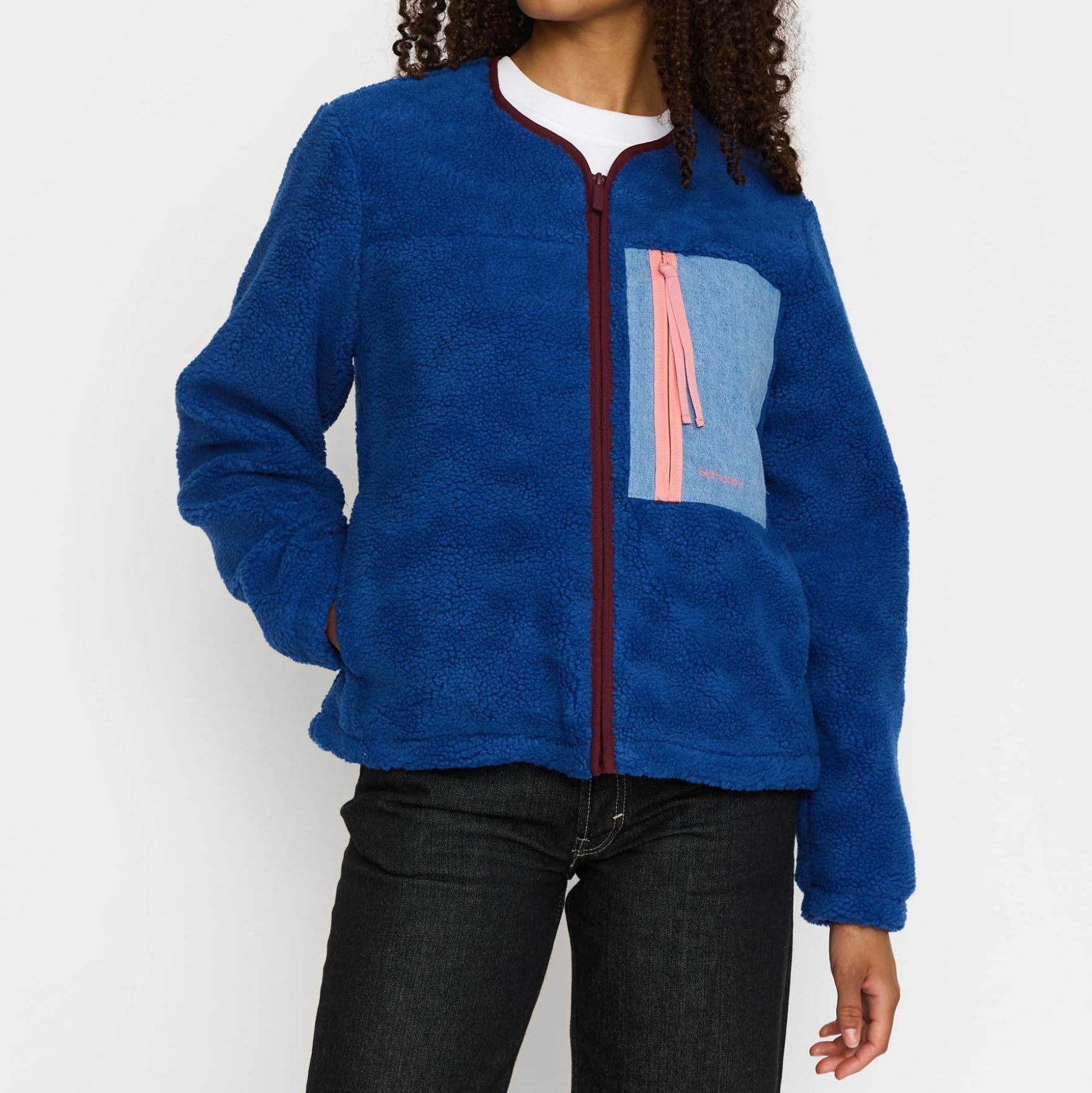 Varm teddyjakke i materiale til kølige forårsdage