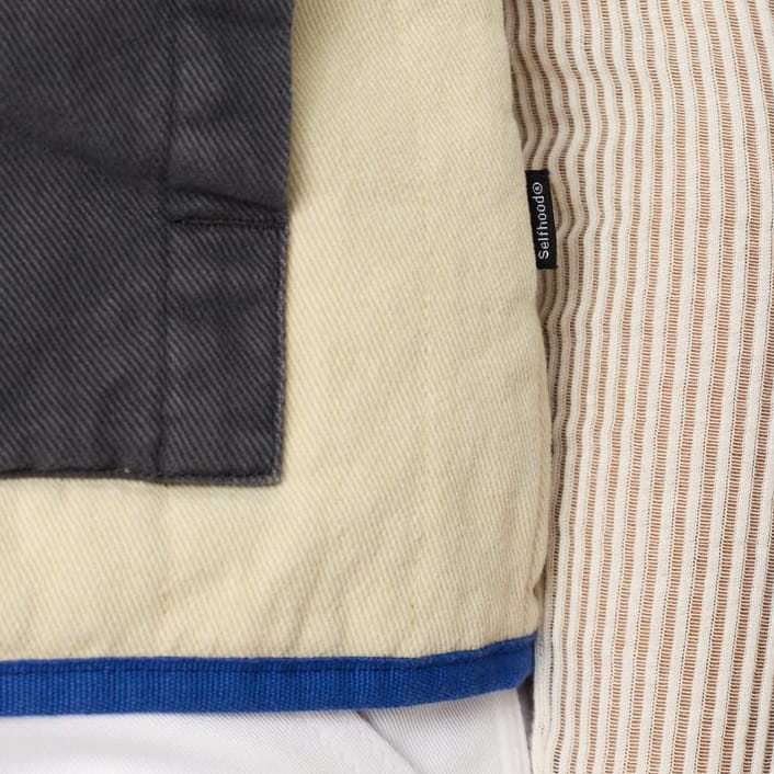 Vest med farveblokke i lilla, creme og grå nuancer