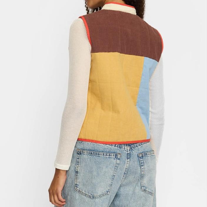 Trendy patchwork vest med feminine farvetoner