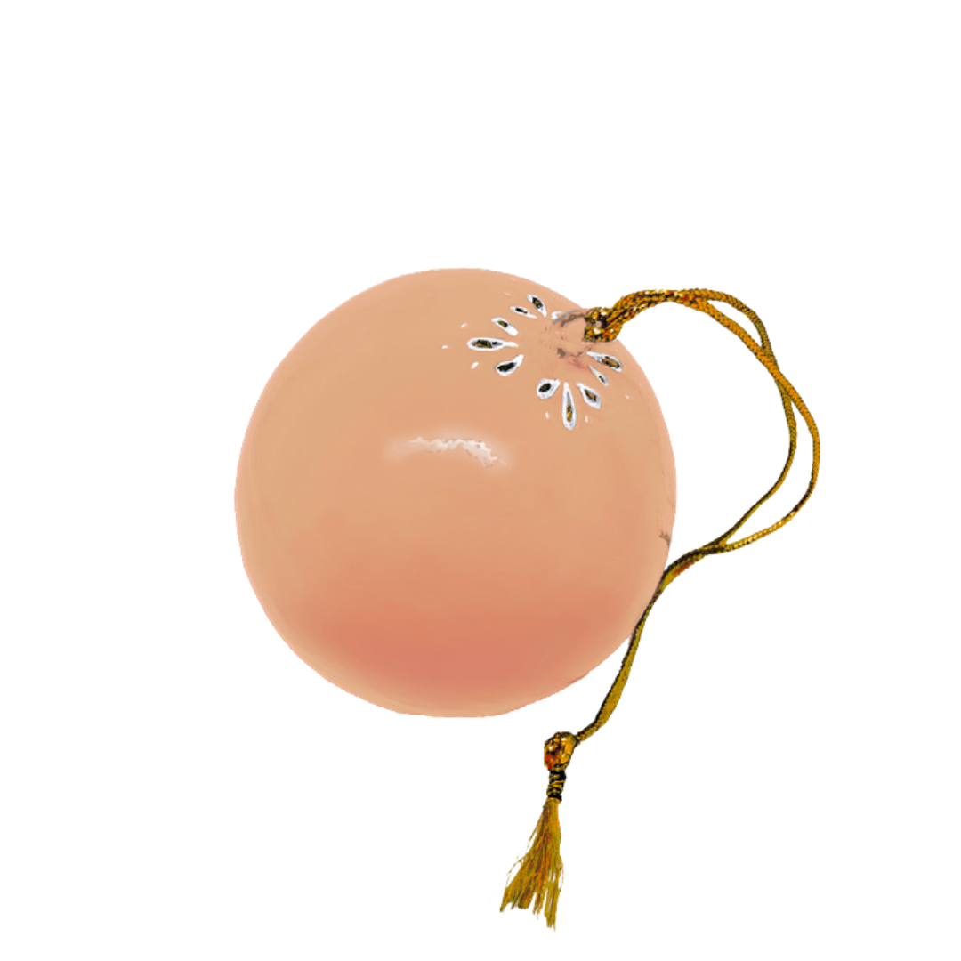 En lys terracotta julekugle lavet af Balsalen