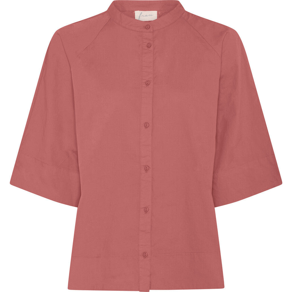 Abu Dhabi skjorten fra FRAU er en kort skjorte med kinakrave, som er gennemknappet og har læg på ryggen. Denne er i farven 'Ash Rose', som er en rødlig farve