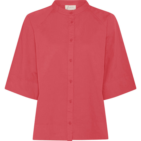 Abu Dhabi skjorten fra FRAU er en kort skjorte med kinakrave, som er gennemknappet og har læg på ryggen. Denne er i farven 'Garnet Rose', som er en rødlig farve