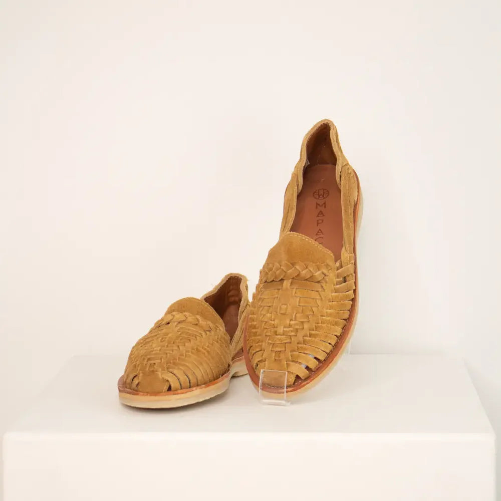 MAPACHE har lavet ALEGRE skoen fra Mexico. En flette mokasin eller loafer sko. Denne er i en brun ruskind - perfekt til sommer eller rejsen sydpå